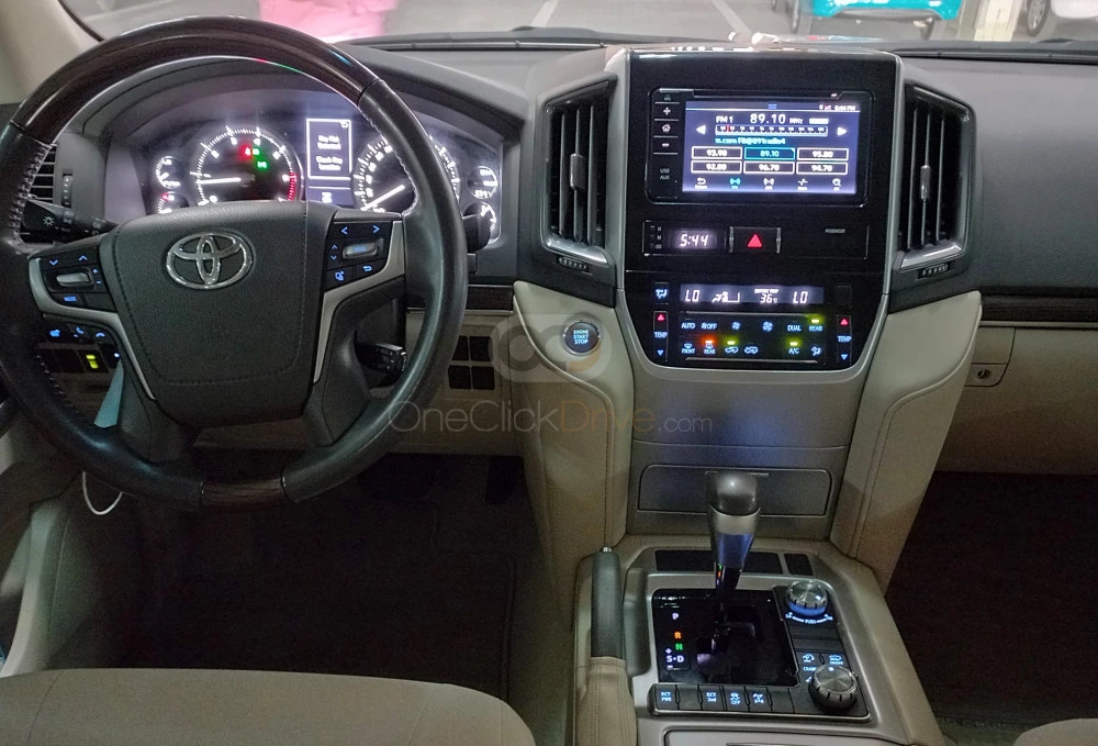 White Toyota Land Cruiser EXR V8 2019 for rent in Abu Dhabi 4